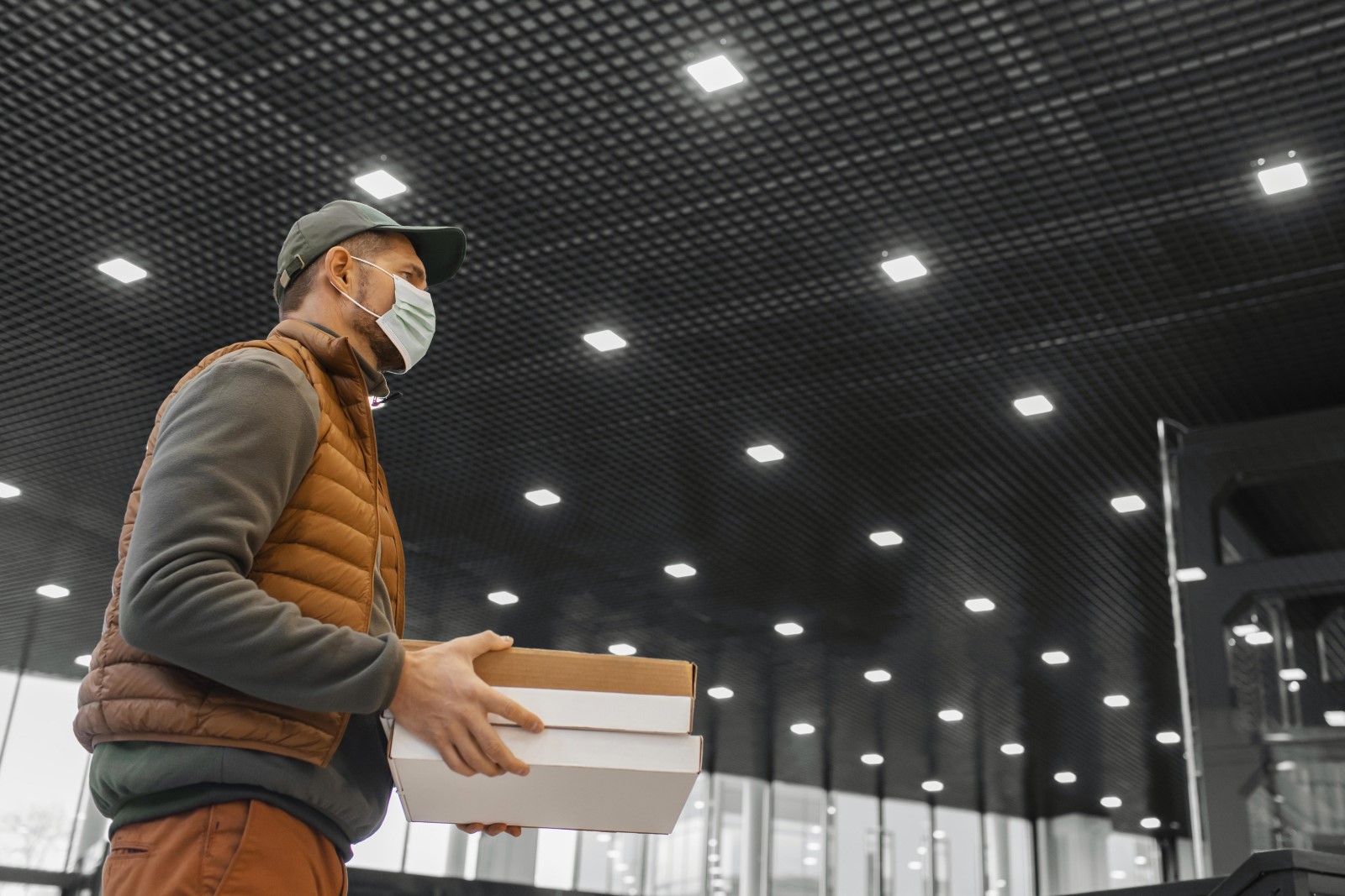 Высокопотолочные светильники для ангаров: профессиональное освещение больших промышленных помещений